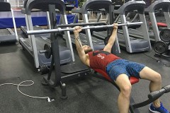 Жим штанги лежа на горизонтальной скамье