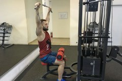 Тяга верхнего блока широким хватом